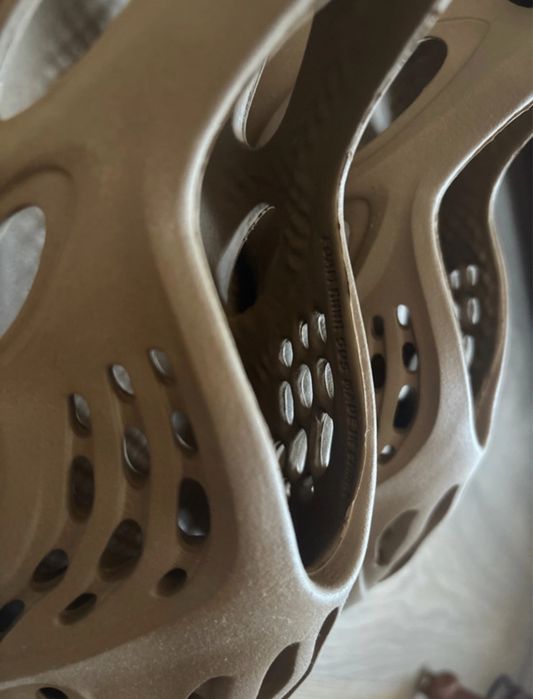 vand yeezy foam rnr noi crem