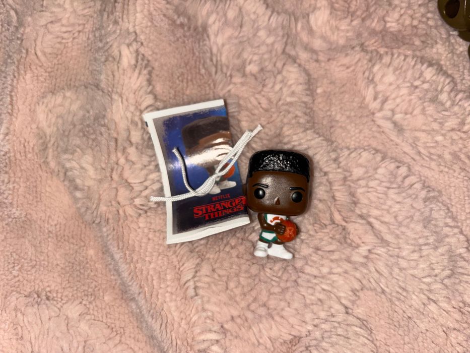 Фигурка киндер очень странные дела