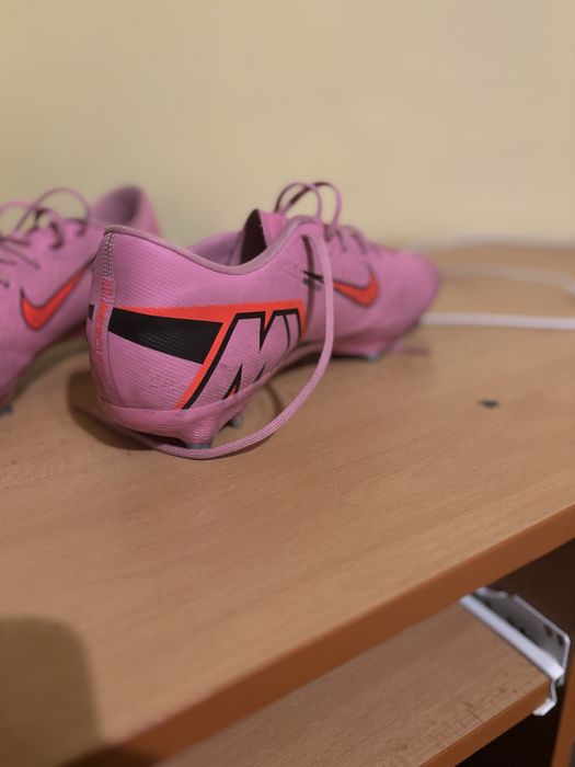 Бутонки Nike и Adidas