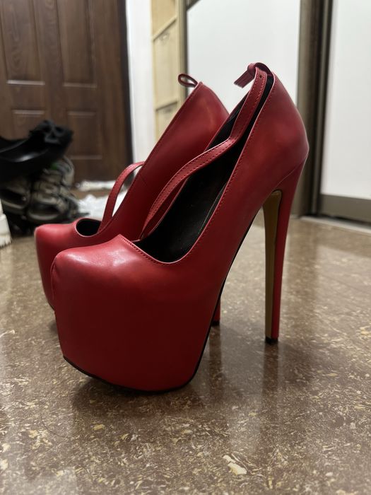 Туфли на шпильках, лабутены