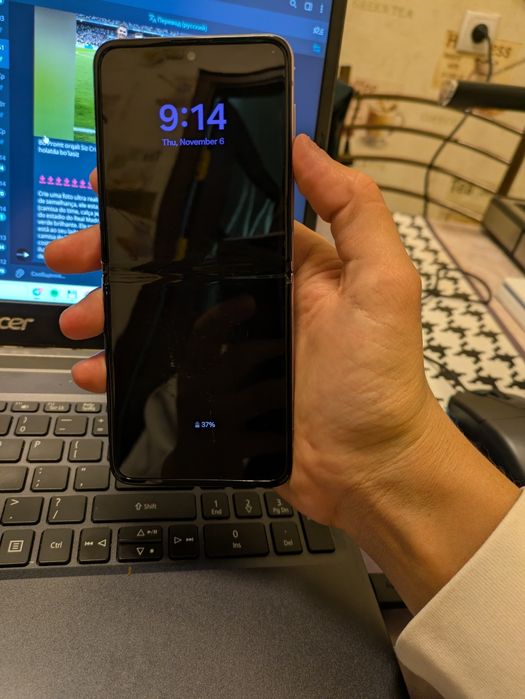 Samsung Galaxy Z Flip4 - среднем состояние 8/128 имей зарегистрирован