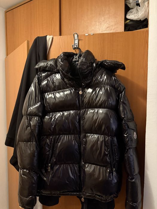 Geaca neagra lucuoasa Moncler