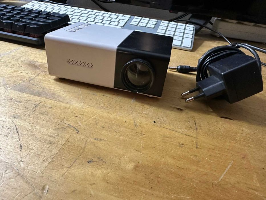Videoproiector portabil, HD 1080p, 30.000 ore, cu difuzoare integrate