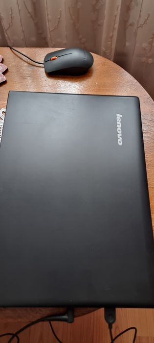 Vând laptop Lenovo IdeaPad in stare buna cu procesor Intel I3