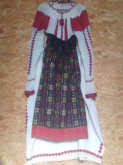 Vând costum popular muntenesc – 6 piese, lucrat manual