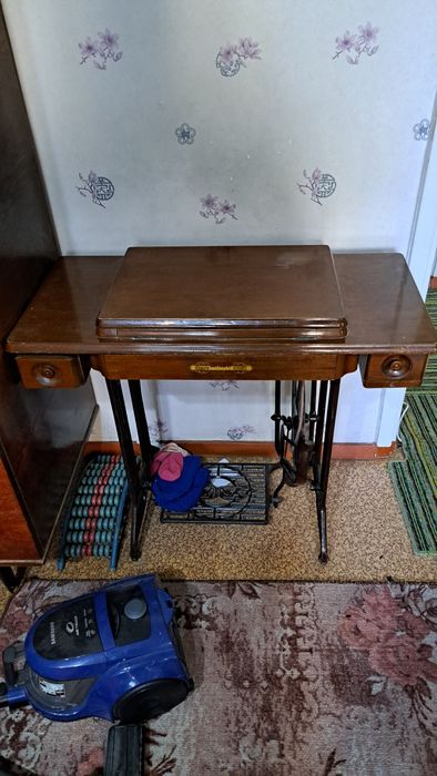 Швейная машинка (ножная)