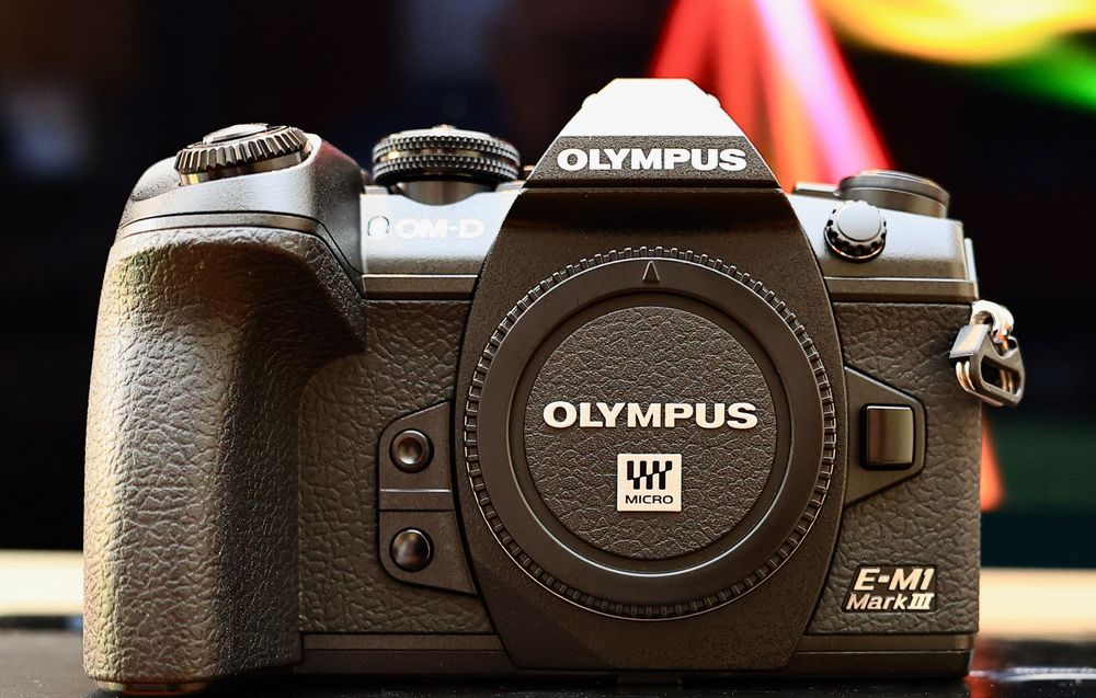 Olympus OM-D E-M1 Mark III cu 8254 cadre + accesorii și obiective.