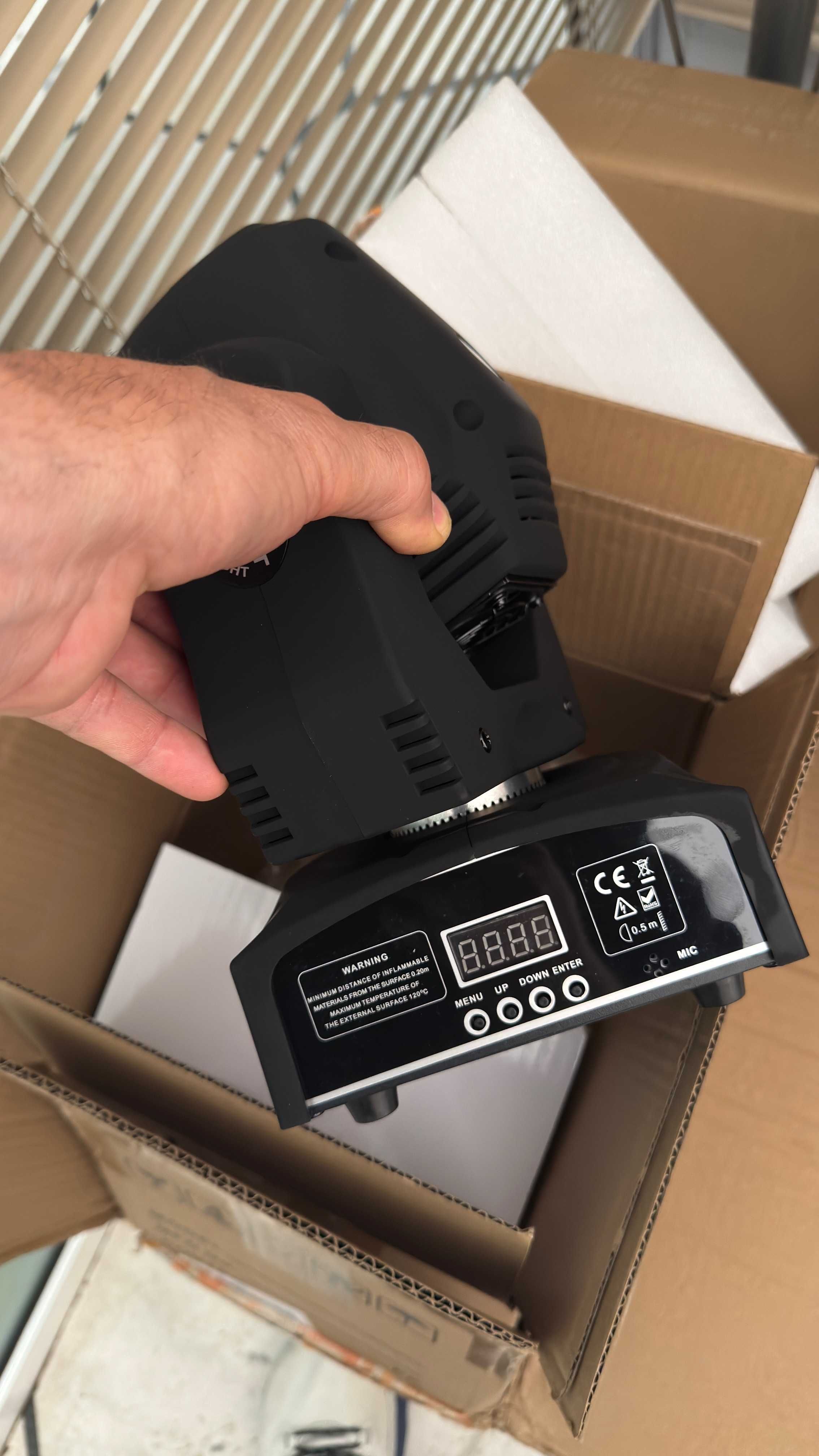 Продавам движещи глави moving head LED MINI SPOT 60W нови !