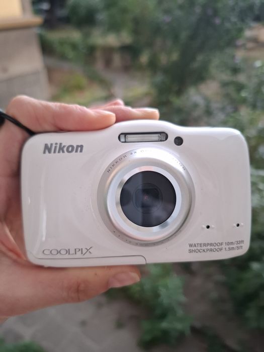Компактен дигитален фотоапарат Nikon Coolpix S32 ударо и водоустойчив