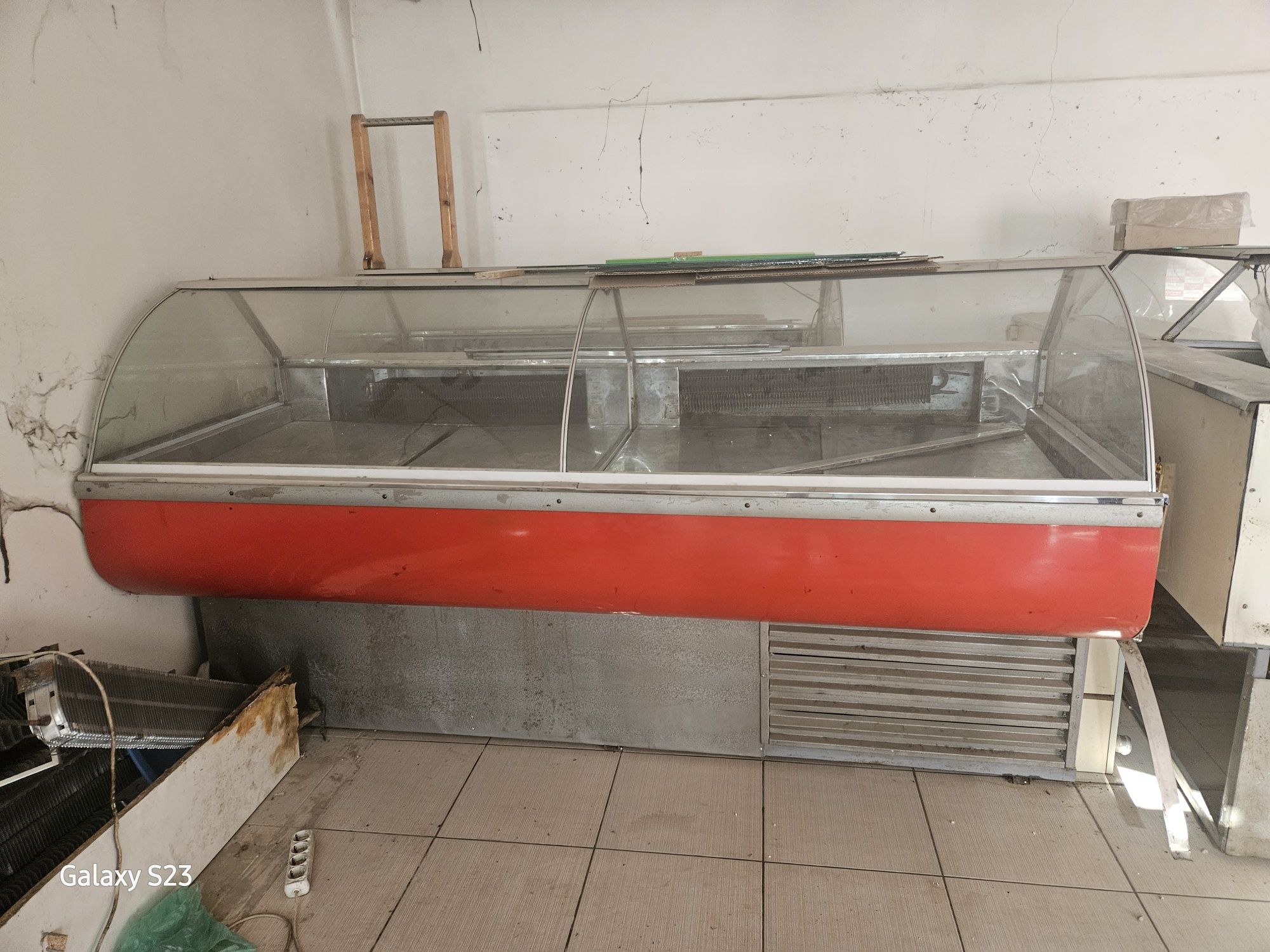 Vitrina xalodilnik sotiladi