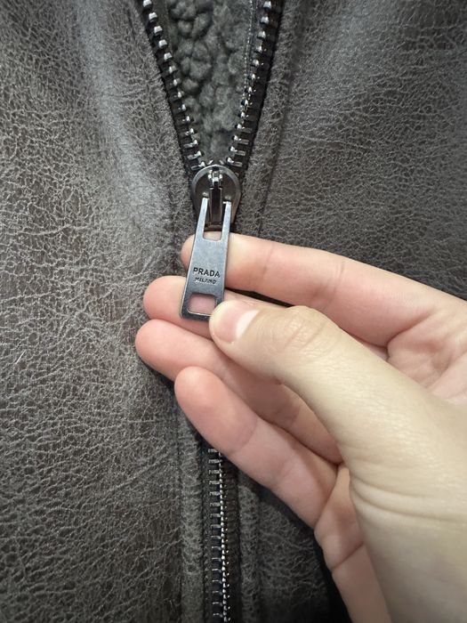 Яке        Prada