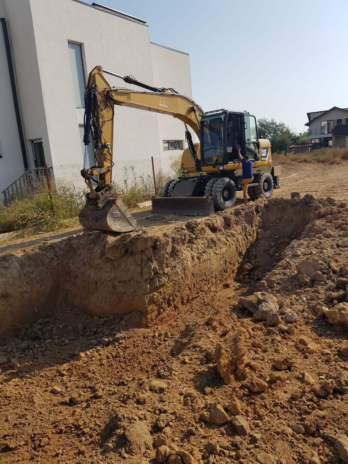 Închirieri Utilaje Buldoexcavator,Camioane 8x4