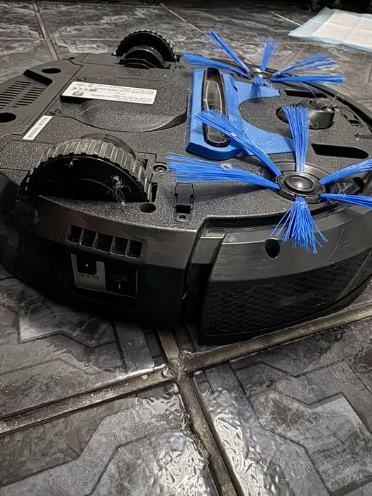 Robot aspirator Philips FC8810 în stare bună, mic defect încărcare