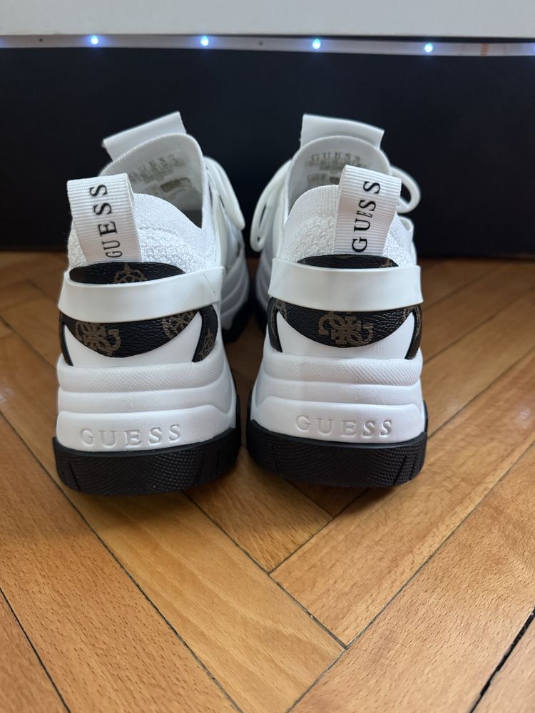 Нови обувки GUESS