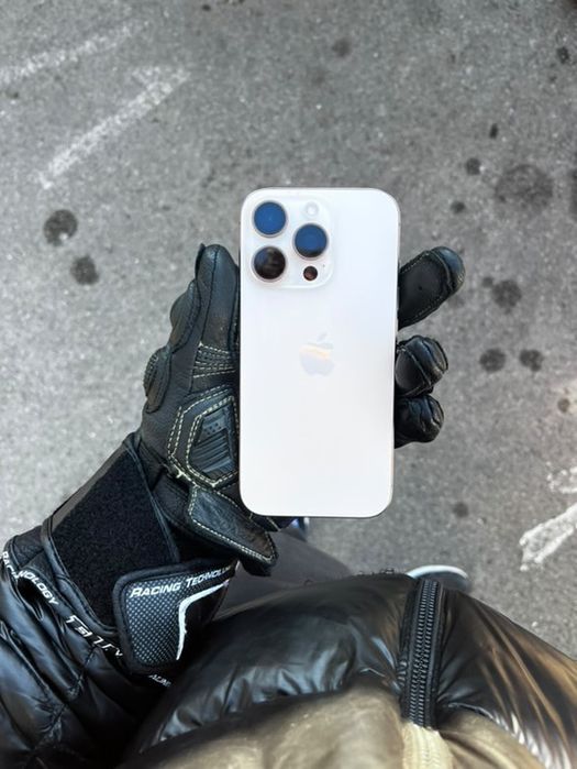 Vand iphone 16 pro gold