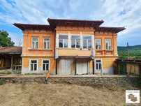 116190 Красива стара къща, с равен двор и кладенец, в с. Присово