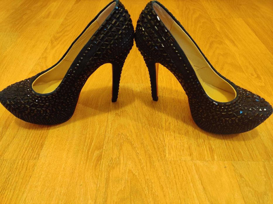 Pantofi Christian Louboutin nr 37