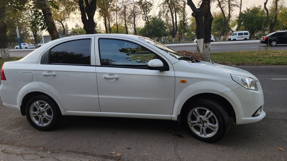 Nexia 3 sotiladi holati alo kraska bor