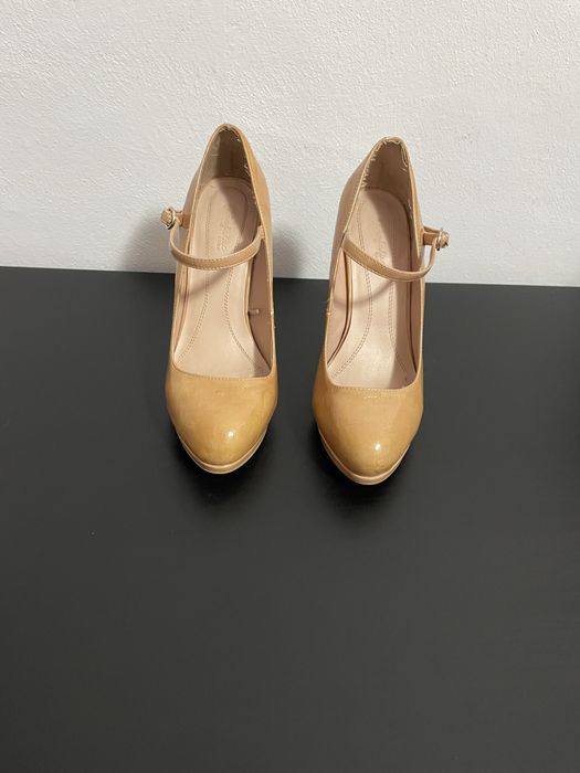 Pantofi Zara, din piele lacuita, crem, marimea 36