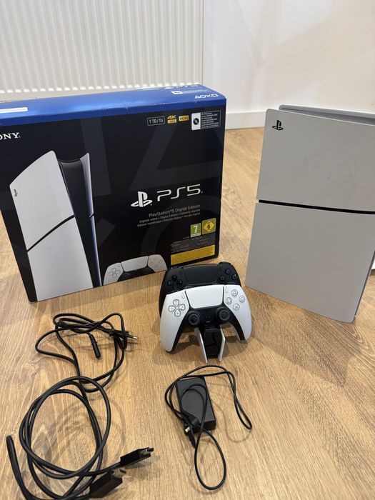 PS5 Slim 1TB + 2 controllere + încărcare, < 20h, garanţie pana in 2027