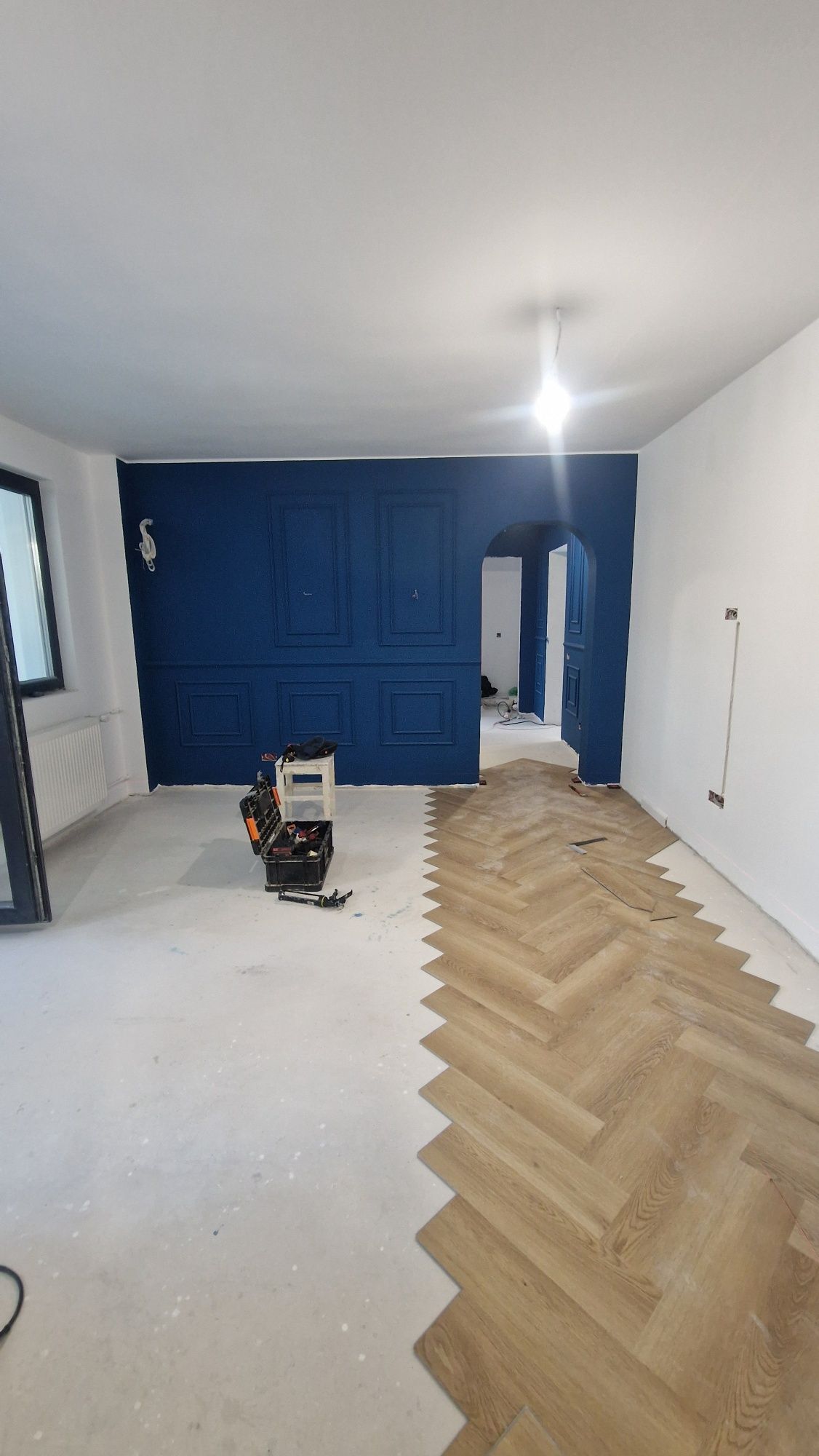 Montaj parchet SPC-Parchetar cu experiență.