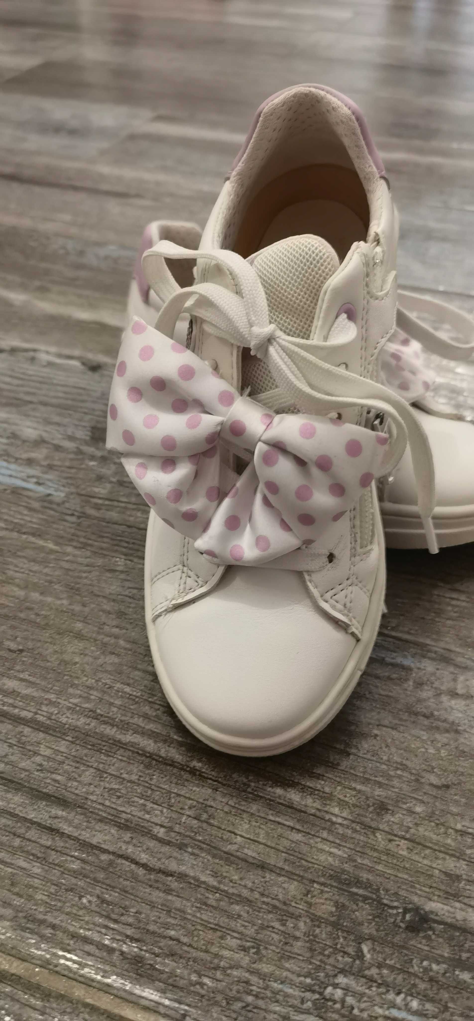 Adidași Geox colab cu Disney și o pereche simplă Disney