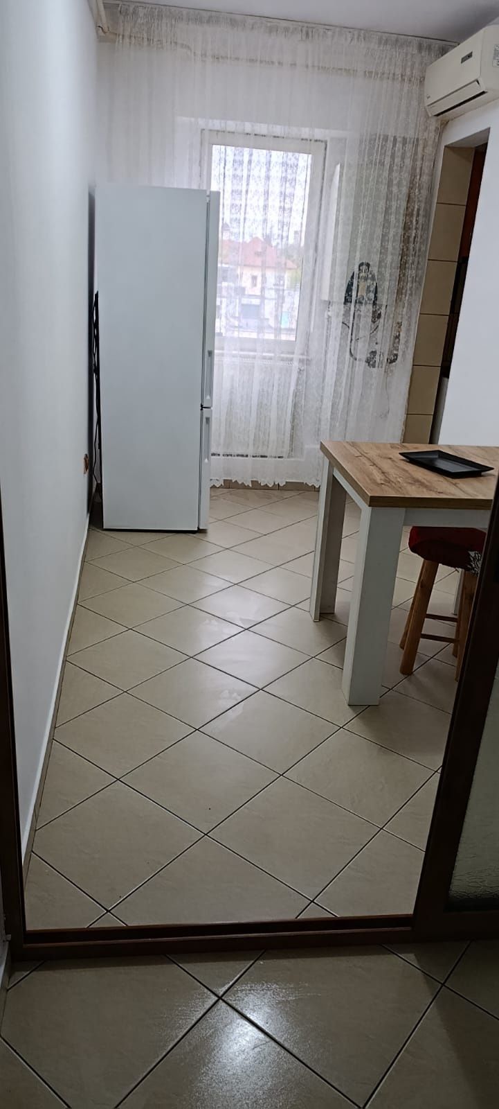 Închiriez apartament cu 2 camere