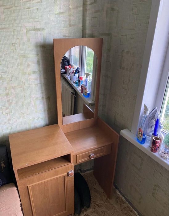 Продам туалетный столик