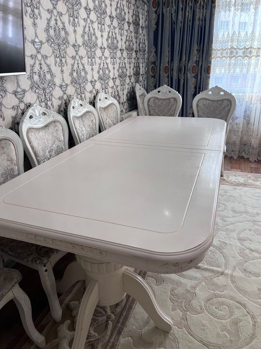 Продам стол со стулями и гостинный шкаф сервант