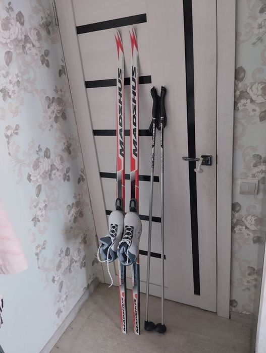 Комплект лыж с ботинками и палками