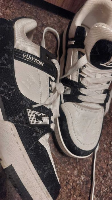 Продавам нови мъжки спортни обувки на   L Vuitton