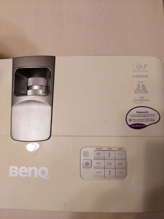 videoproiector BENQ si ecran proiectie cu actionare electica