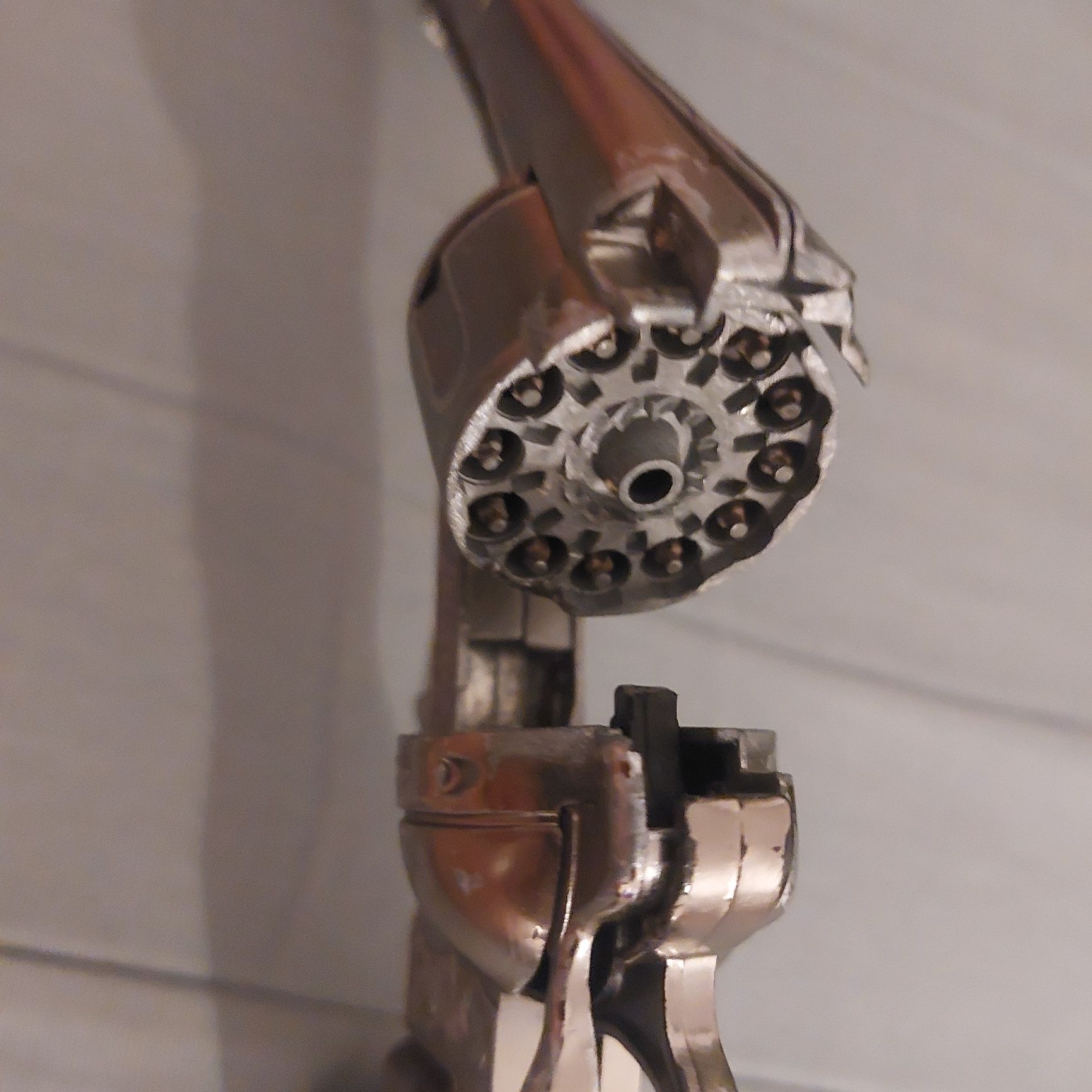 Revolver metalic cu capse