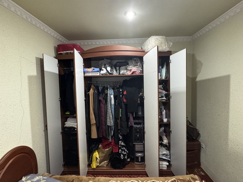 Krovat (matrassiz), 2 ta tumbochka va katta shkaf sotiladi