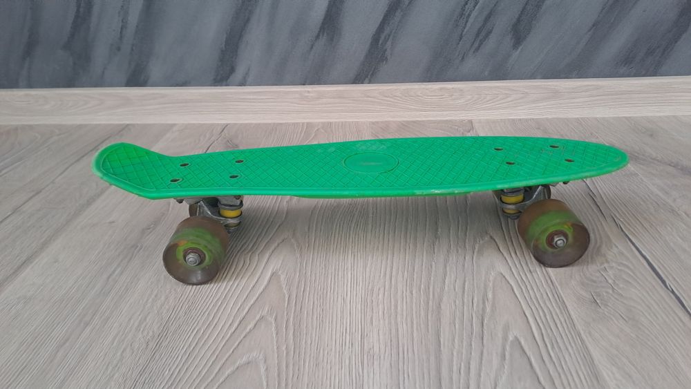 Skatebord verde cu lumini
