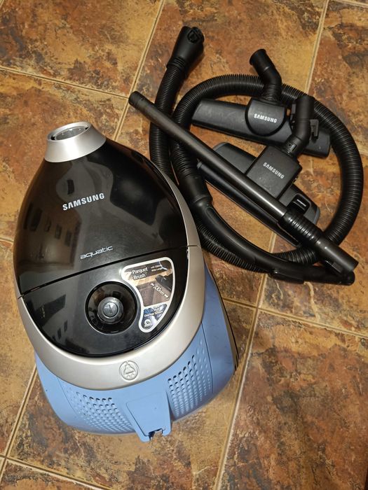 Aspirator Samsung fara sac, cu filtrare prin apa, filtru HEPA, 1400W