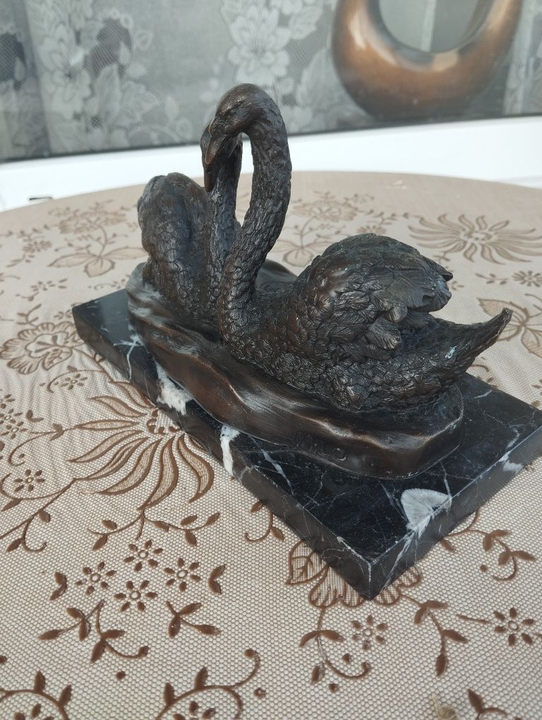 Бронзова скулптура на лебеди