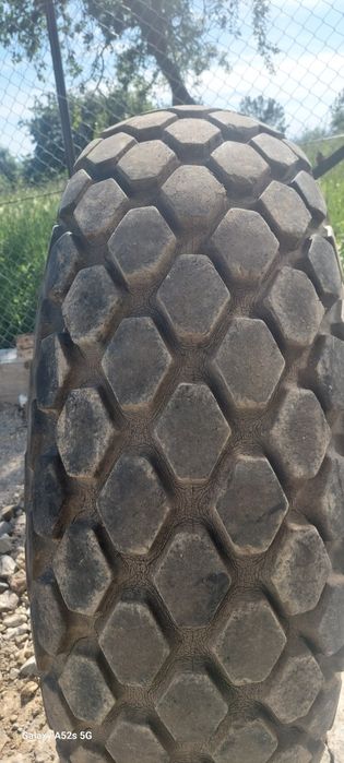 Cauciucuri cu jante.