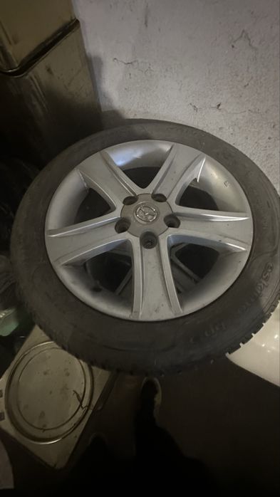 Продавам гуми с джанти на един сезон