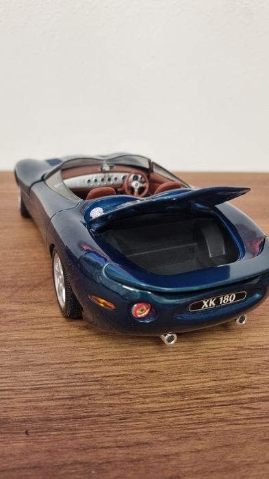 JAGUAR XK180 1:18 macheta