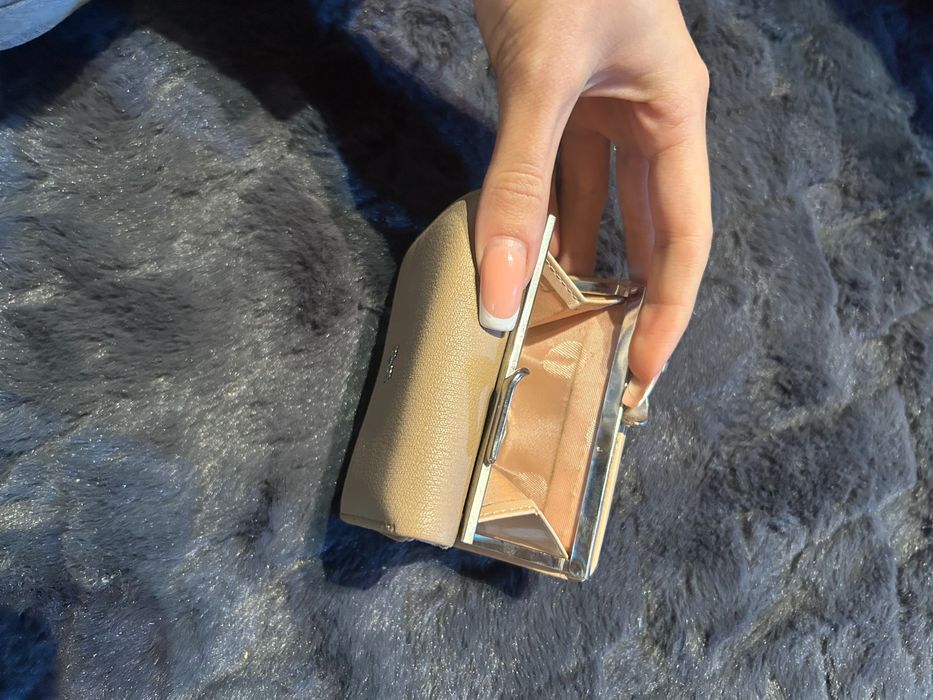 Портфейл чисто нов