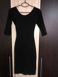Черна рокля с ефектен гол гръб