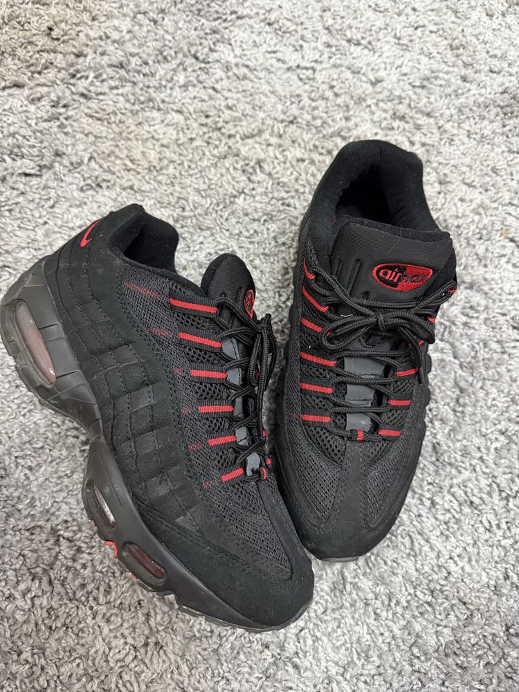 Nike Air Max 95s Bred Hombre