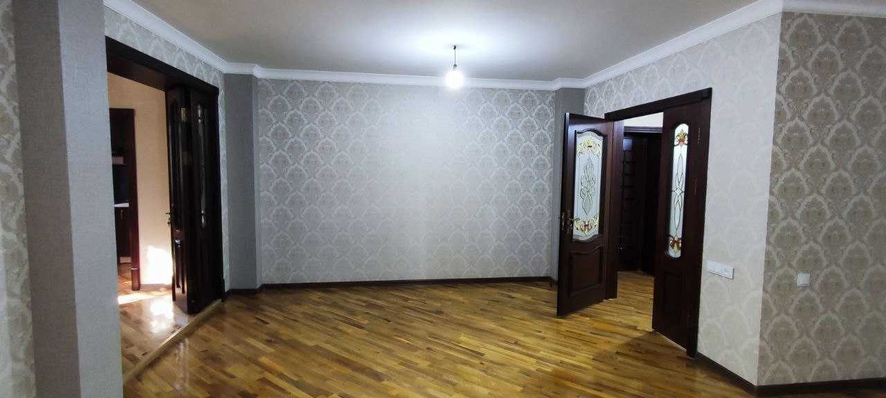 Продам на Бузбазаре,банковский дом.4/2/4