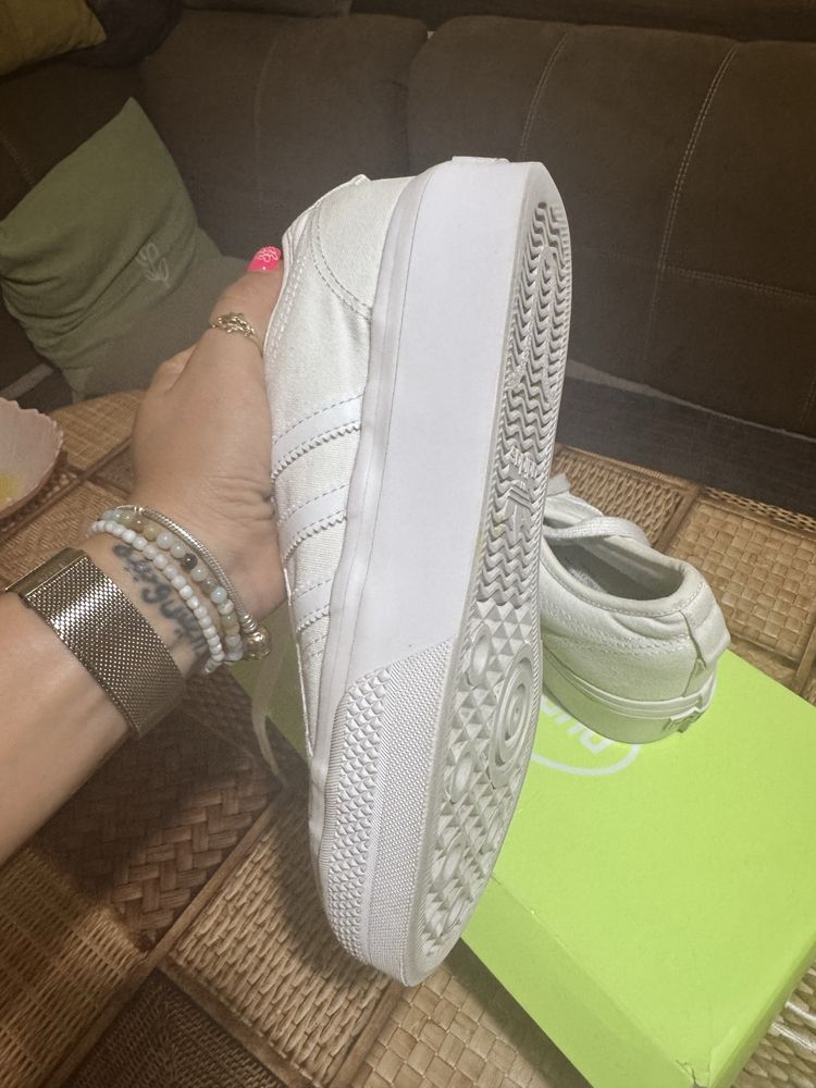 Дамски маратонки / сникърси Adidas бели