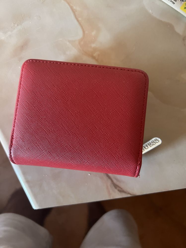 Продавам портмоне на Guess