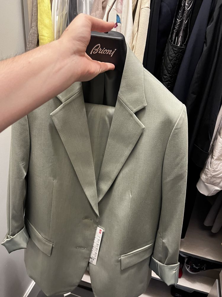 Продается зеленый костюм UniQlo