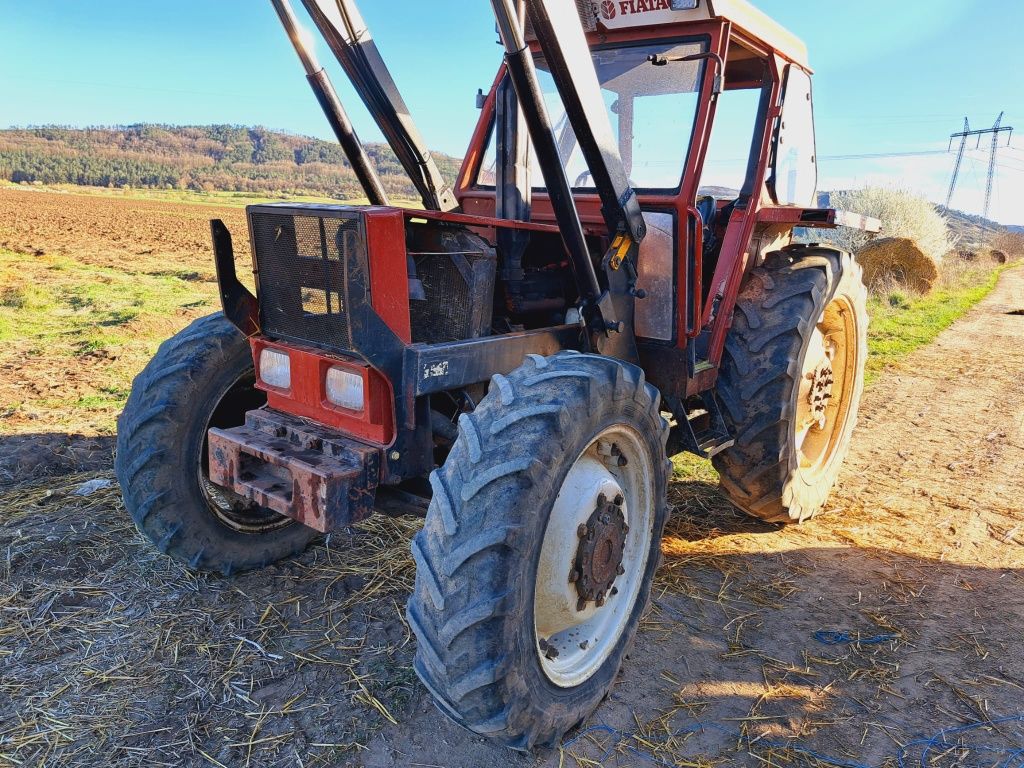 Vând tractor fiat cu utilaje 780 în stare de funcționare sau schimb cu