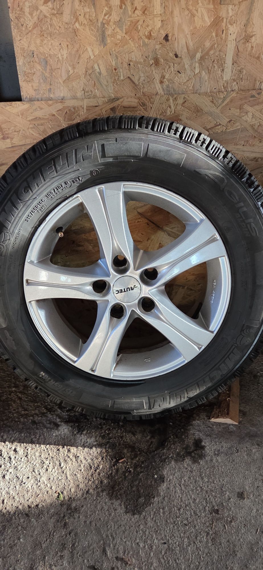 VW T5 Джанти със зимни гуми  215/65/16C 6,5J ЕТ40 5×120 ДОТ 3521
