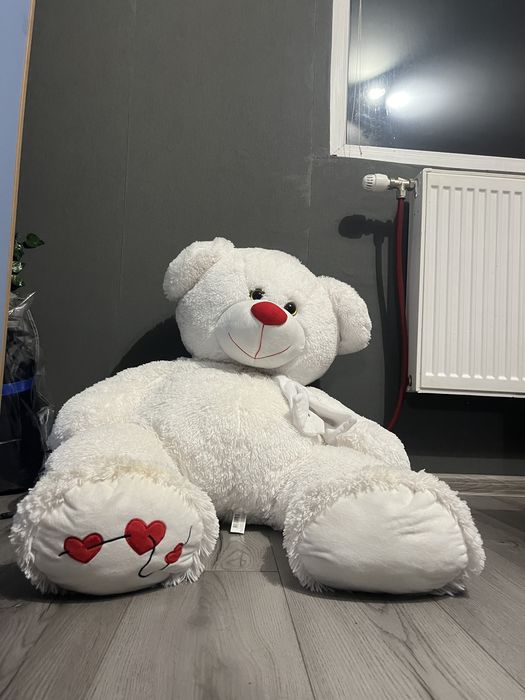 Голяма бяла плюшена мечка със сърца